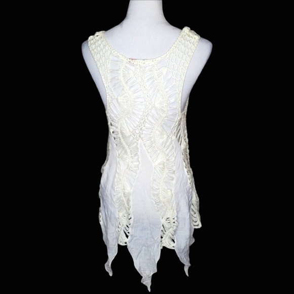 Vivid Collection of NY Vintage Boho Sharkbite Hem Crochet Top - Picture 3 of 5